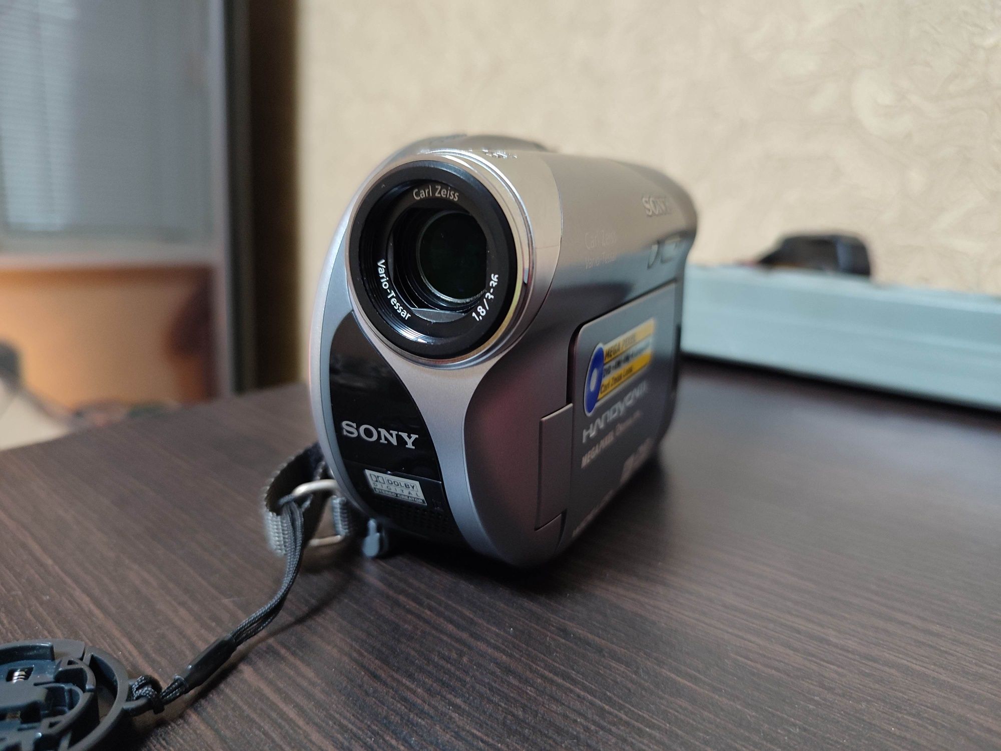 Продам видеокамеру Sony Handycam DCR-DVD205E