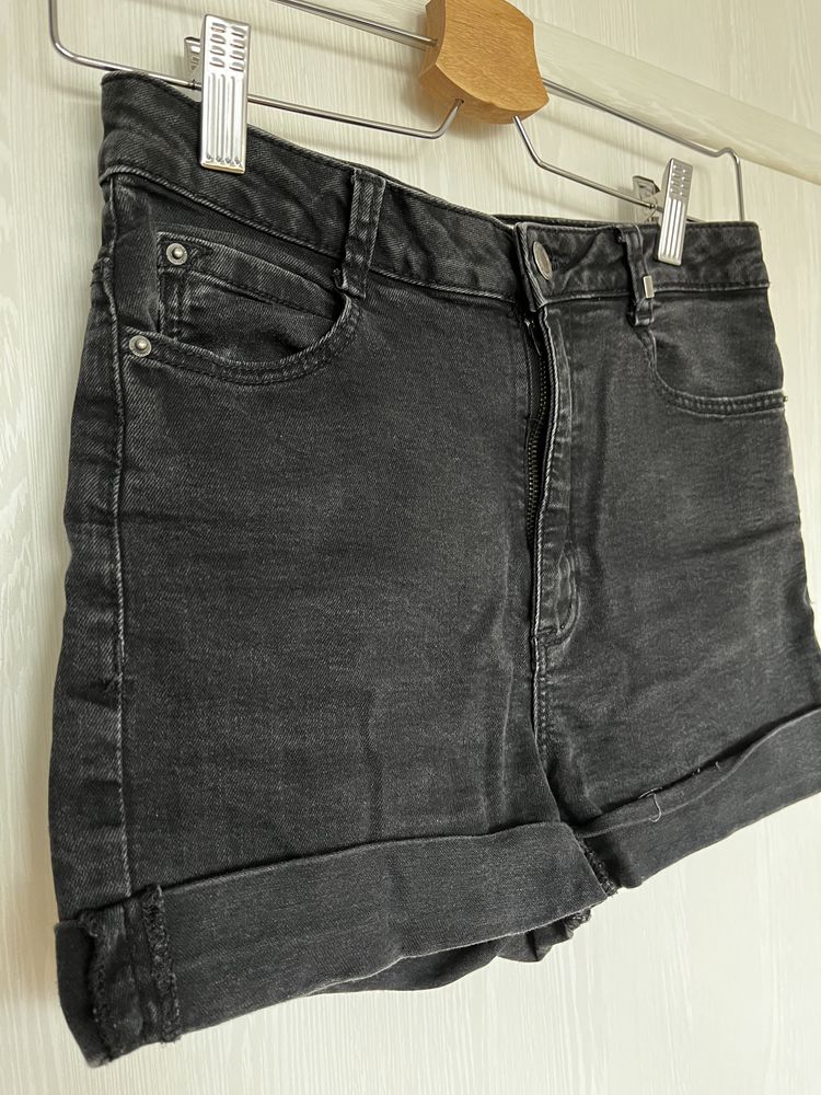 krótkie czarne spodnie jeansowe Bershka rozmiar M