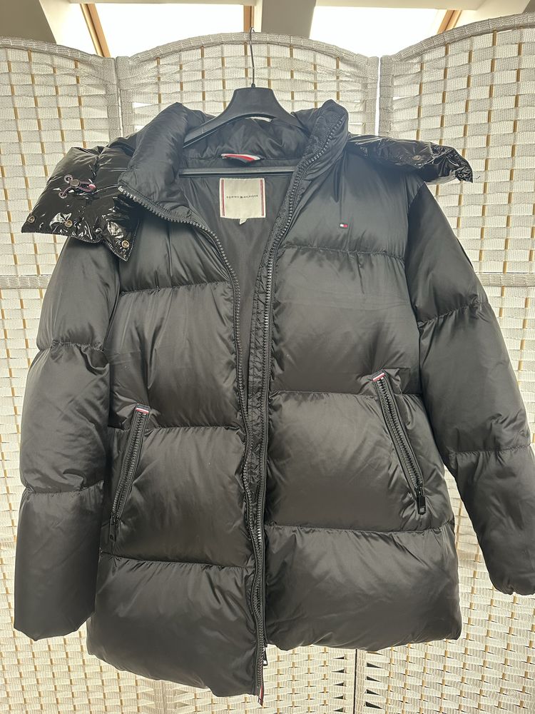 Kurtka zimowa Tommy Hilfiger z lakierowanym kapturem