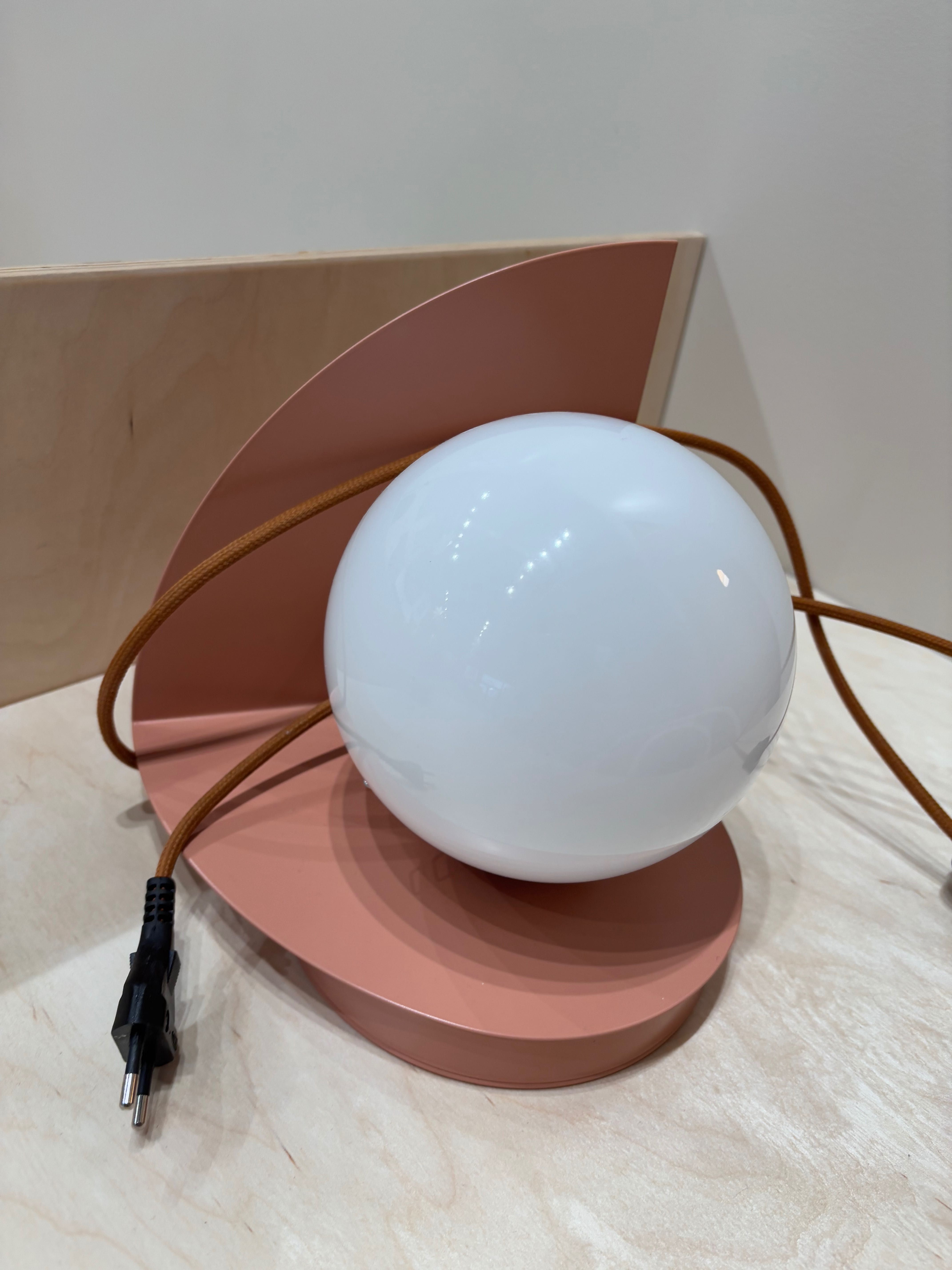 Lampa stołowa w kolorze koralowym ALDEX