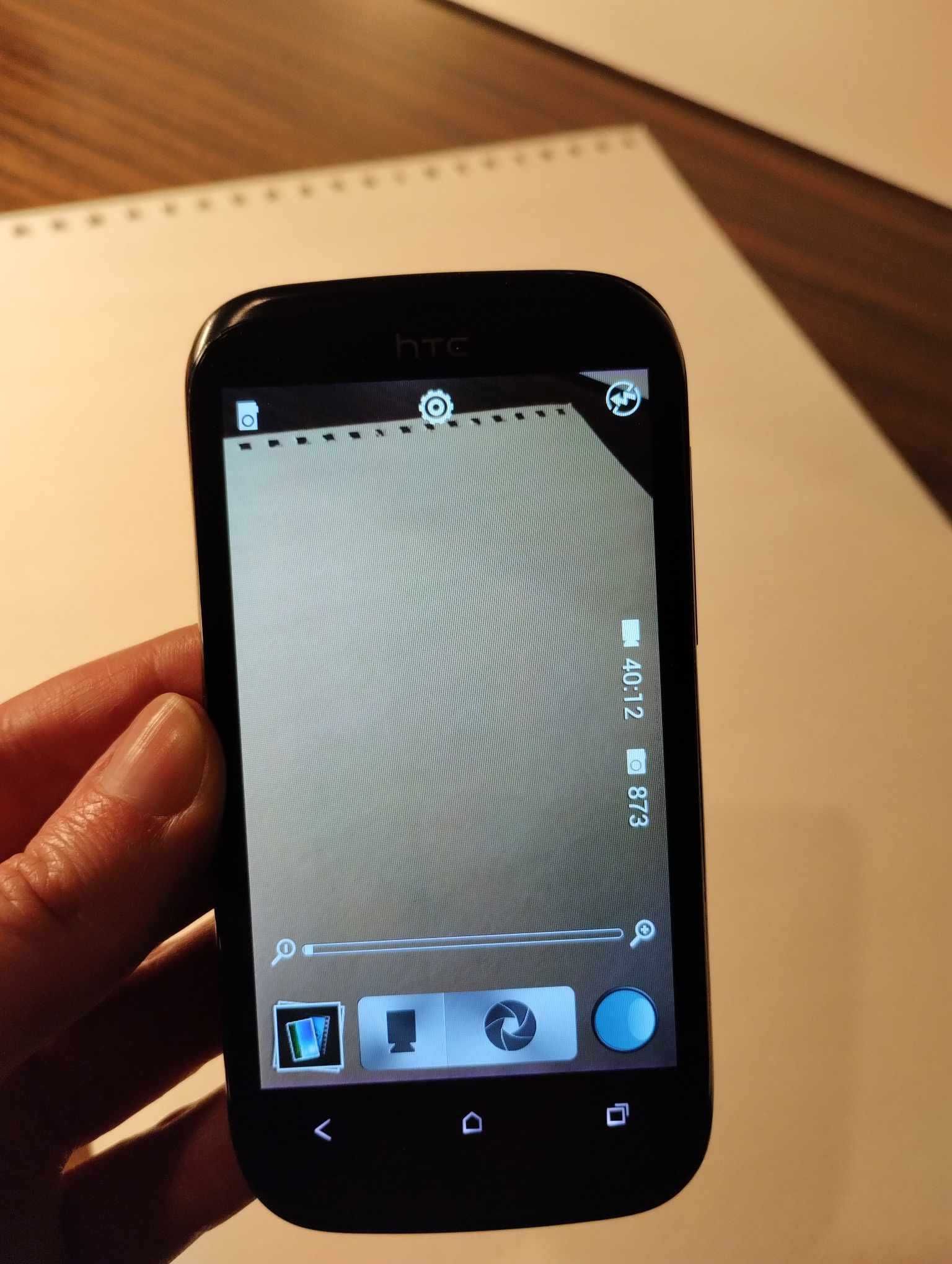 Smartfon HTC Desire X z oryginalną ładowarką