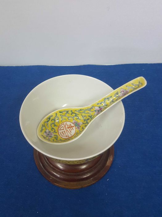 Antiga taça em porcelana chinesa + colher de exportação