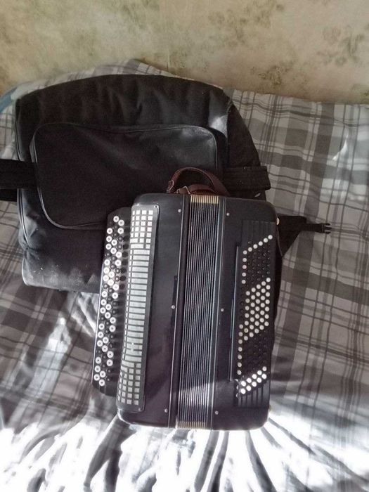 продам выборный баян