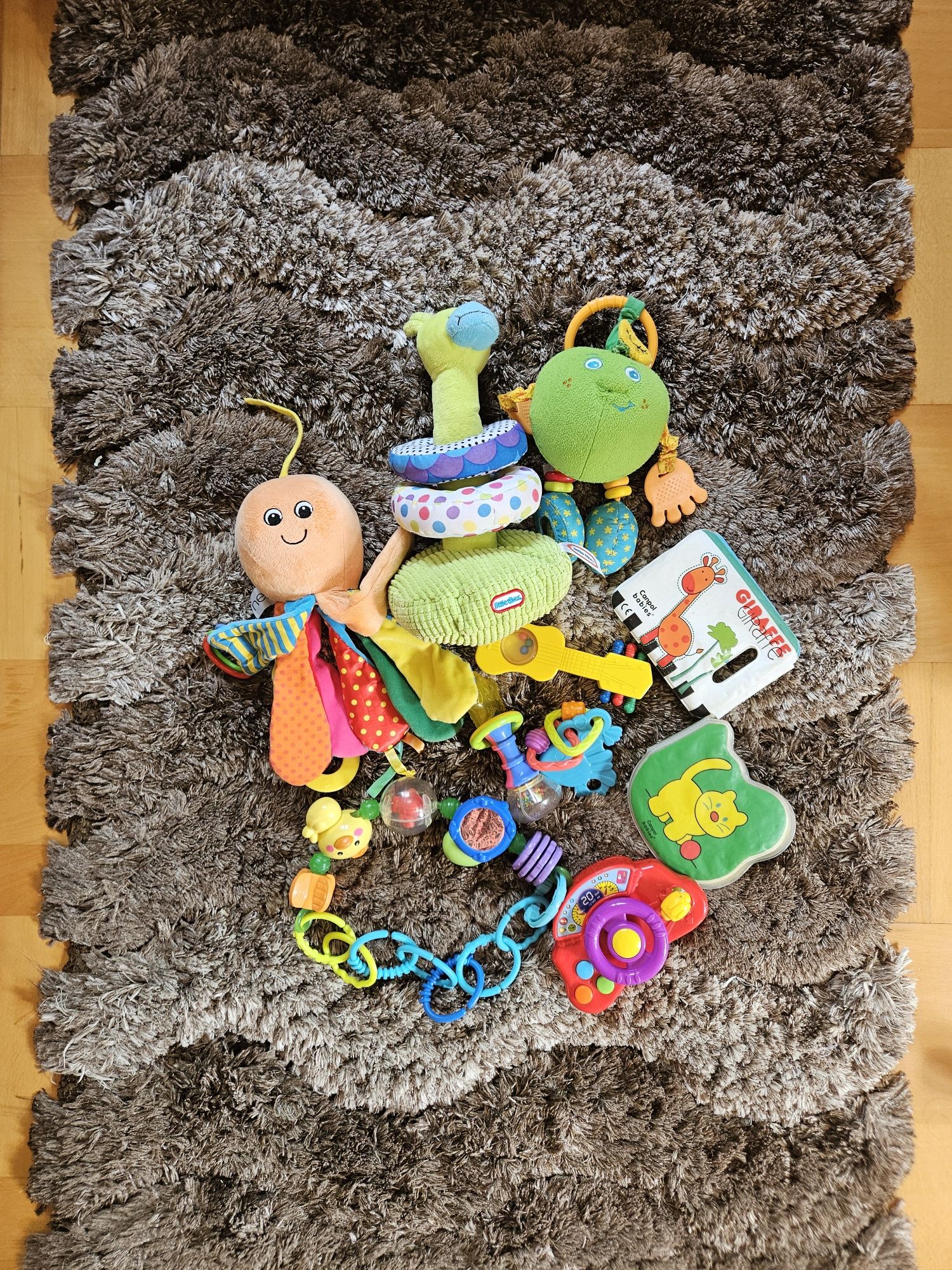 Zestaw zabawek niemowlęcych grzechotki gryzaki ksiażki interaktywne