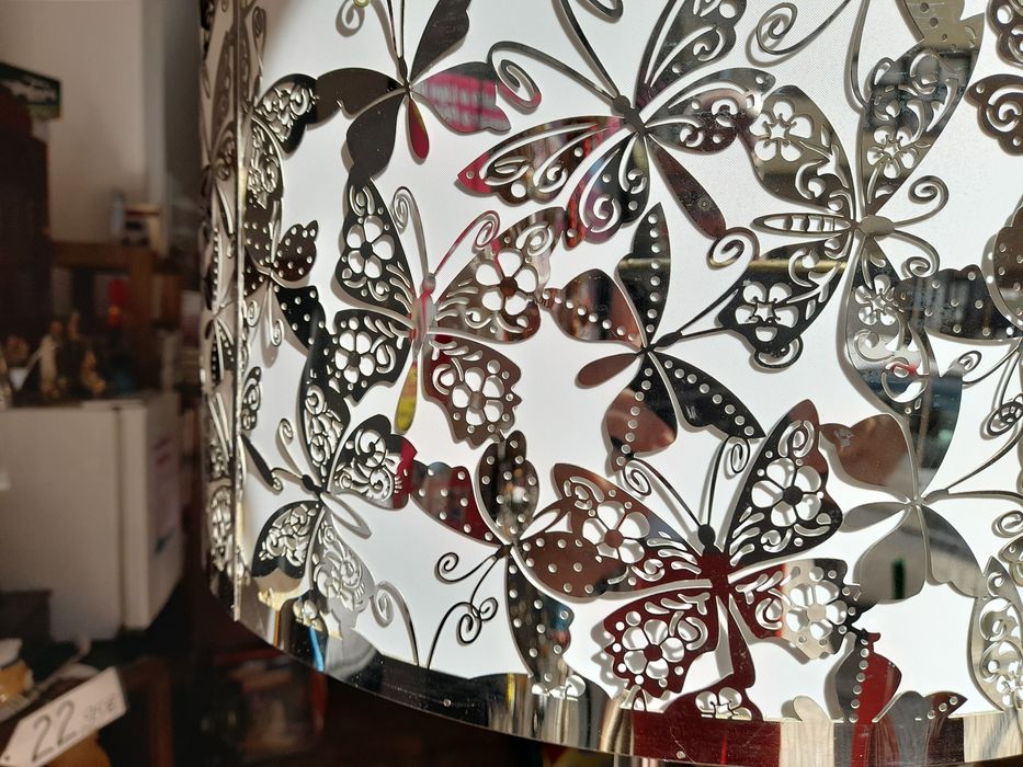 Candeeiro Pé alto - metal prateado com borboletas- 3 Lâmpadas- novo