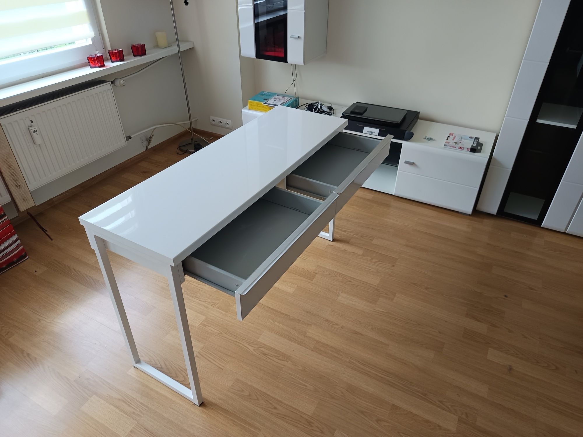 Białe biurko Ikea BESTÅ BURS