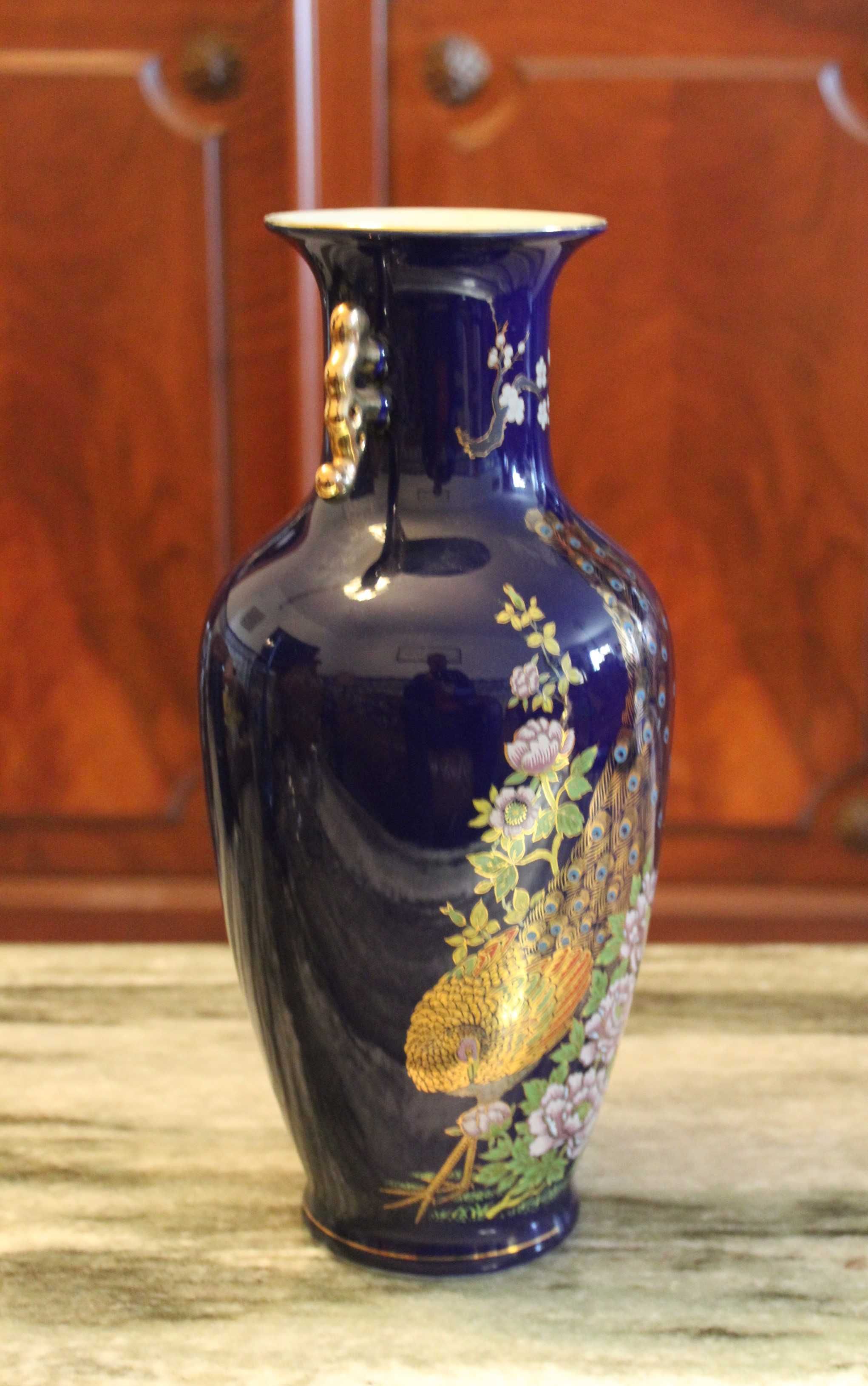 Vaso com  motivo de pavão asiático azul-cobalto e dourado com alças.