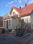 Schody samonośne stalowe zewnętrzne z balustradami.