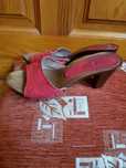Czerwone buty klapki drewniaki