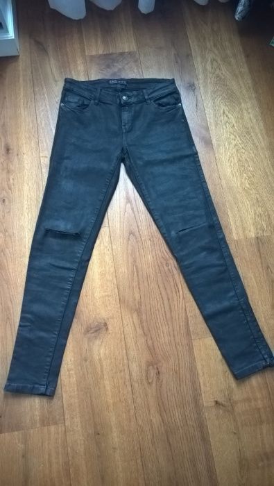 Spodnie ZARA r.36 woskowane, czarne, suwak na dole,zwężane.