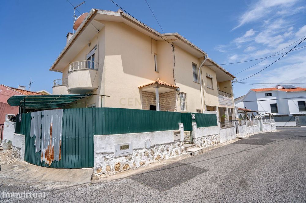 Casa T3 em Cascais com Pátio e Garagem - Oportunidade Única!