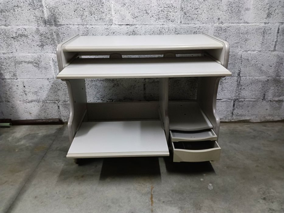 Secretaria multifuncional em madeira lacada branco.
Medidas: 96/80/50c