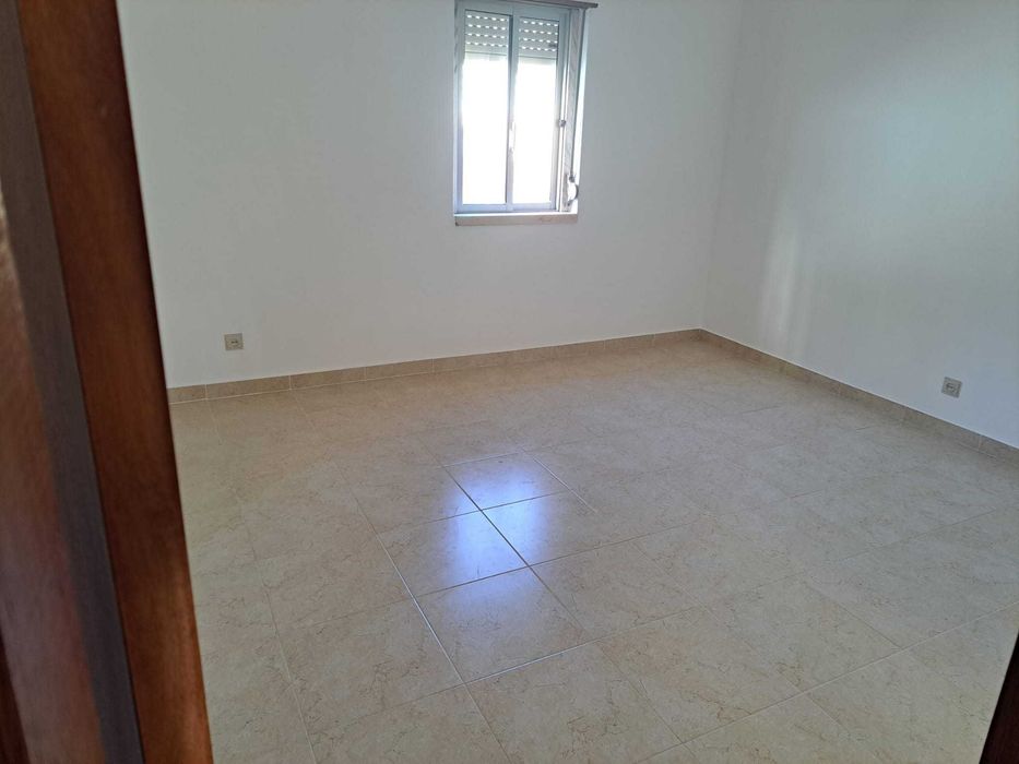 T2, Aluga-se 1º andar moradia, para 1 ou 2 casais