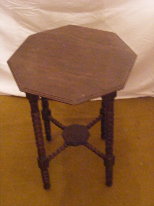 mesa octogonal de madeira com pés trabalhados