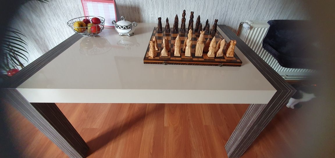 Stół na wysoki połysk z Agaty