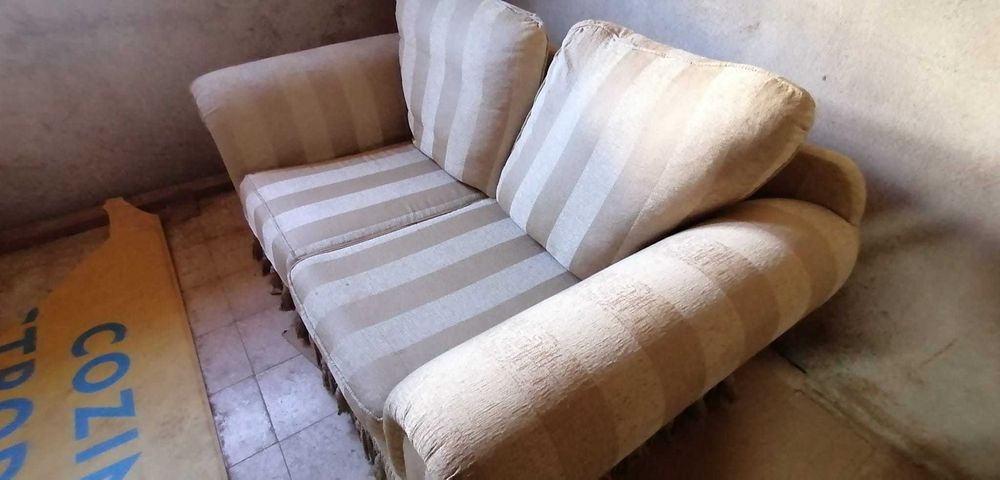 Sofá 3 lugares em tecido estilo clássico
