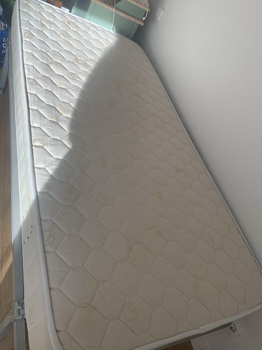 Estrado e colchão de solteiro