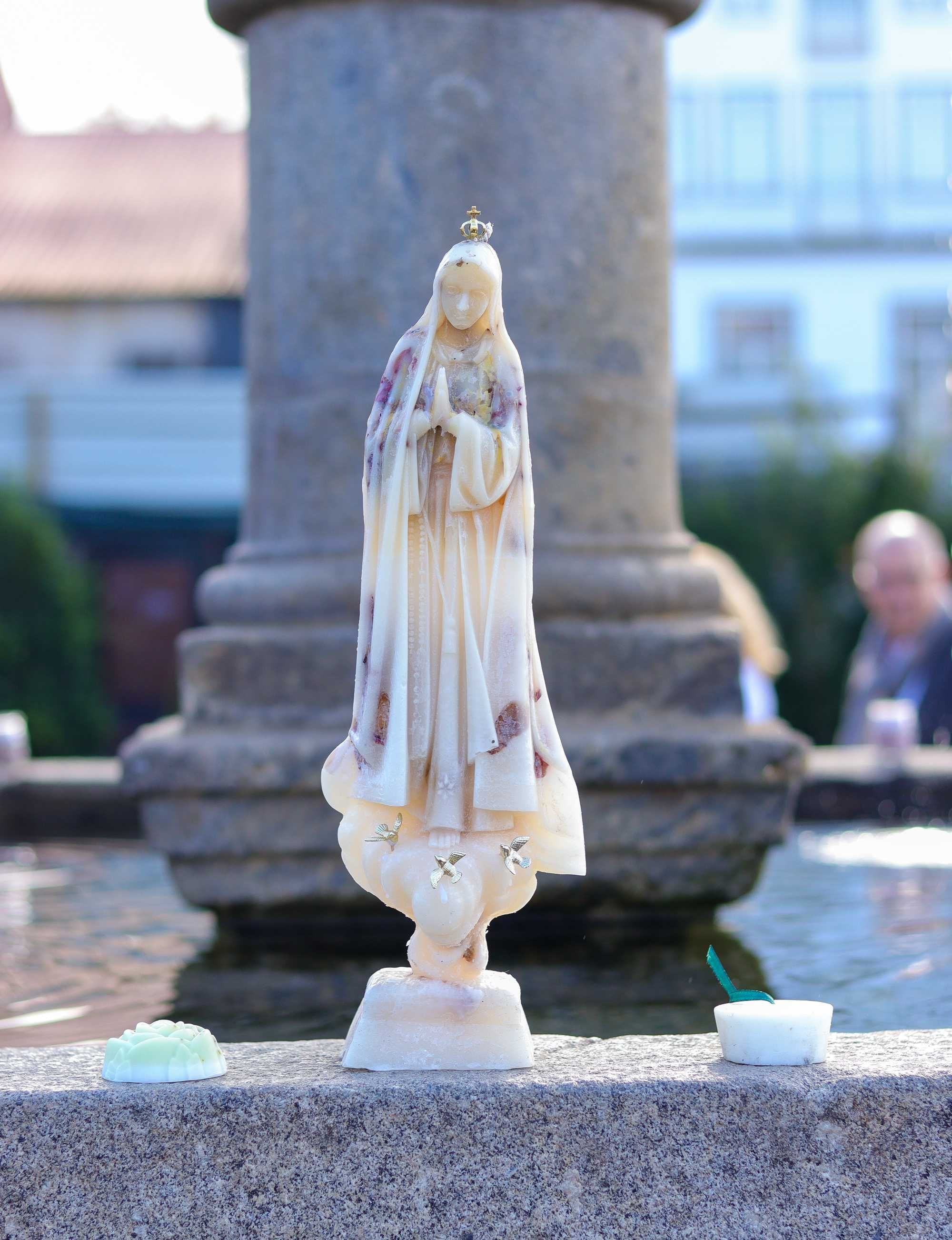 Velas de Nossa Sra de Fátima com flores do jardim santa Bárbara