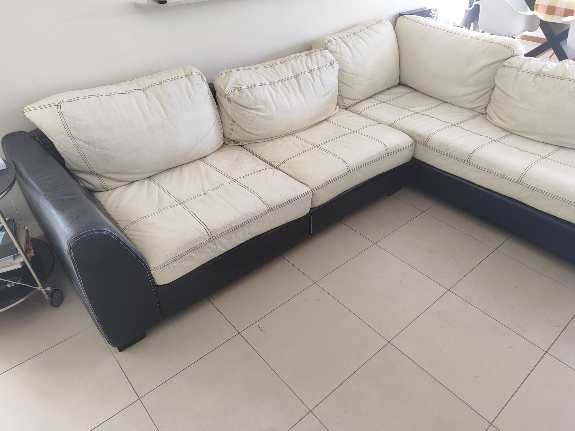 Sofá chaise long em pele. Sofá de grande dimensão
