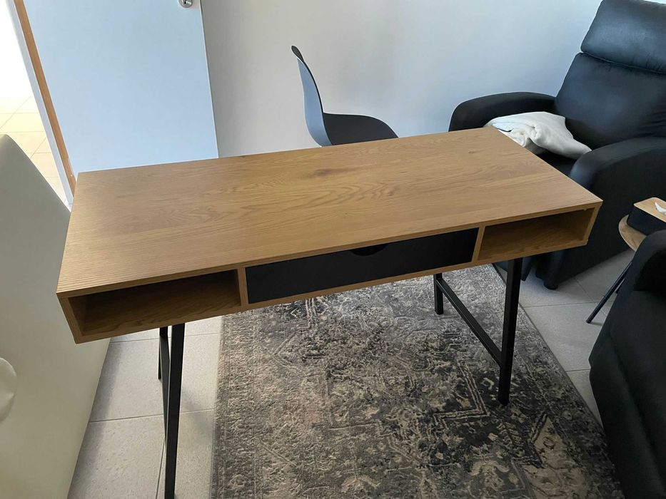 Secretária com cadeiras