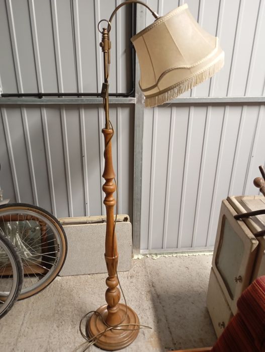 Stara lampa podłogowa