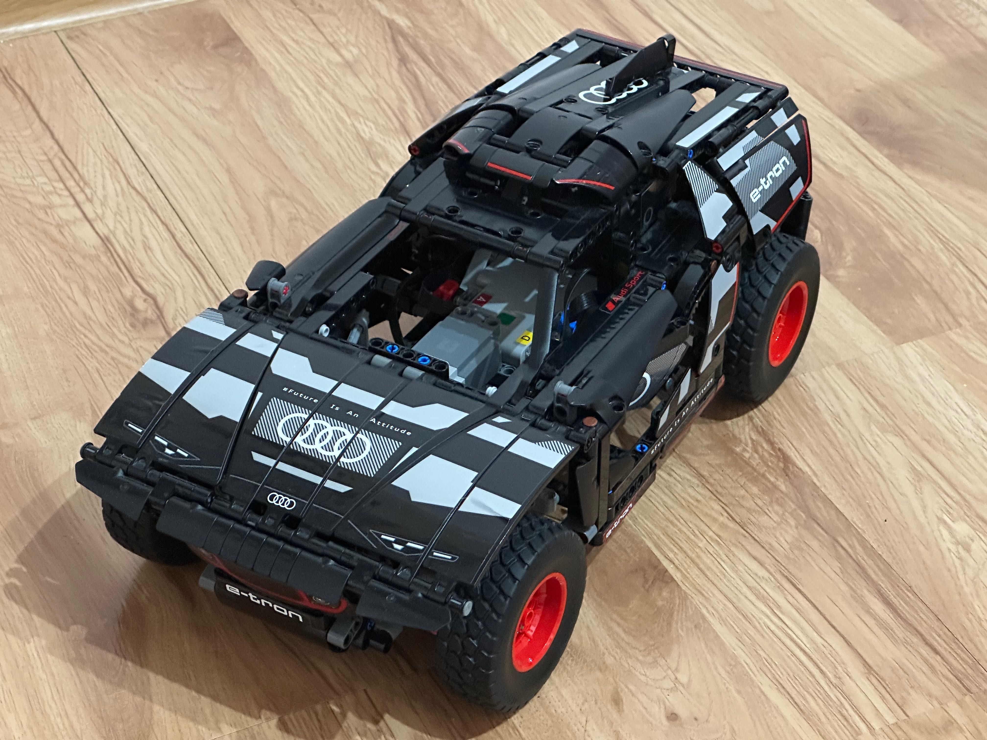 LEGO TECHNIC 42160 Audi E-tron Control Plus