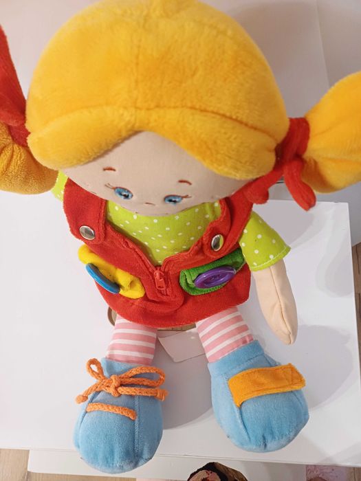 Lalka edukacyjna aktywizująca manipulacyjna - wiązanie guziki retro