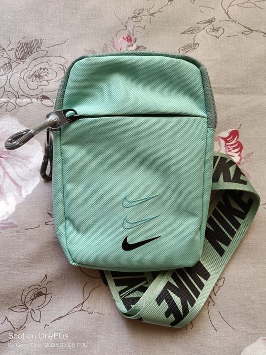 Продам сумочку Nike Swoosh