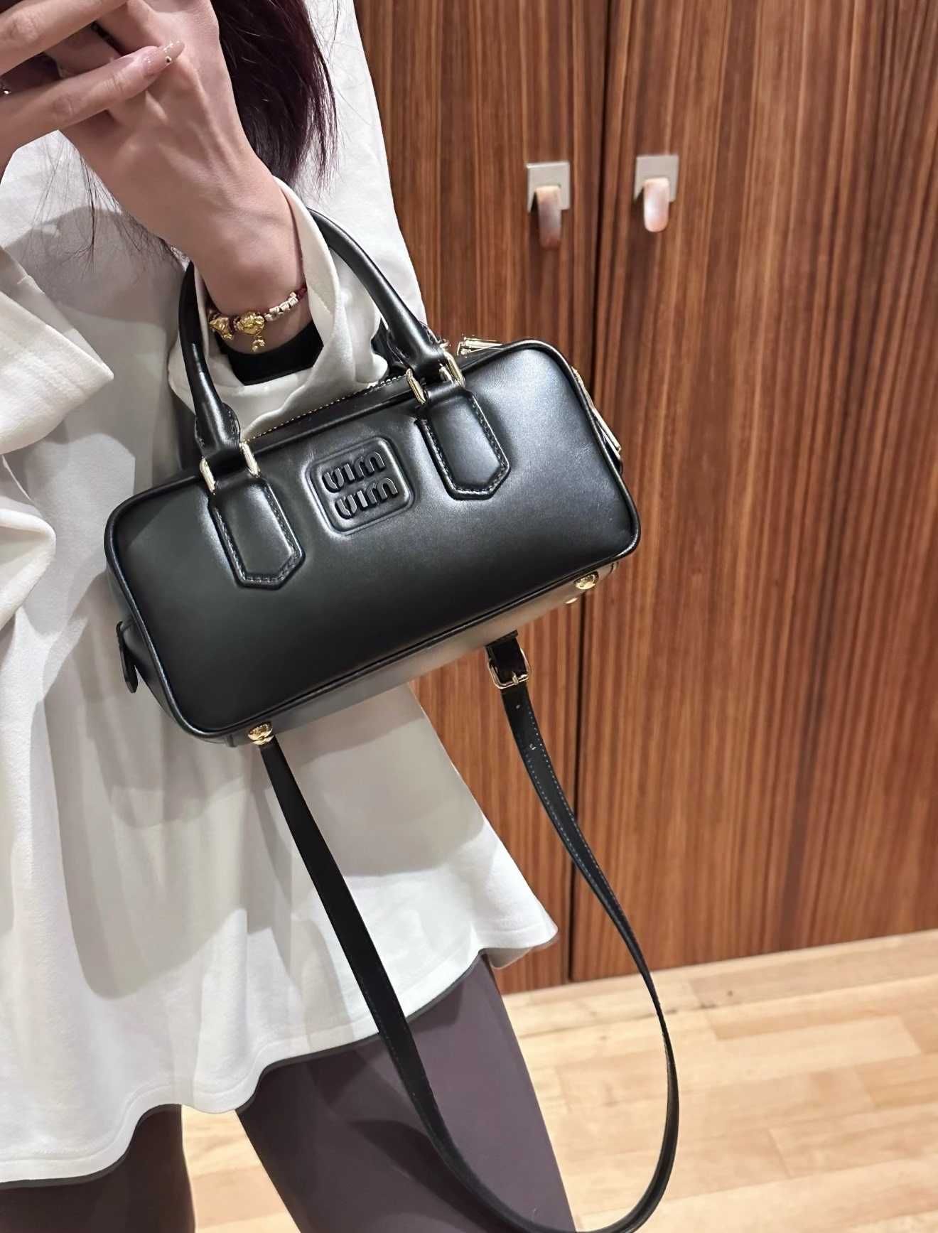 MiuMiu Czarna Mini Torba Plażowa Z Frędzlami Letnia
