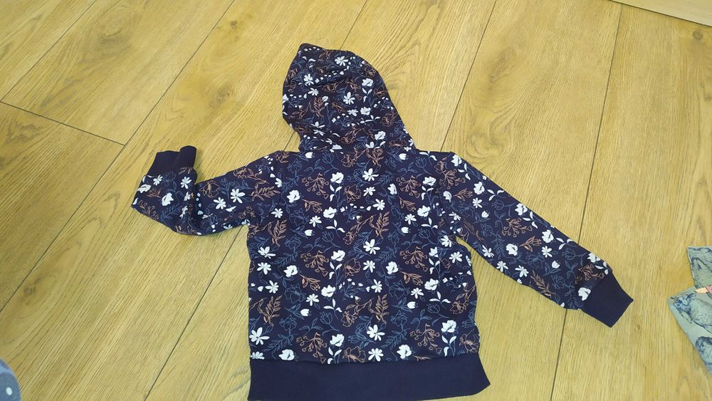 bluza SINSAY rozmiar z metki 92 
Z KAPTUREM