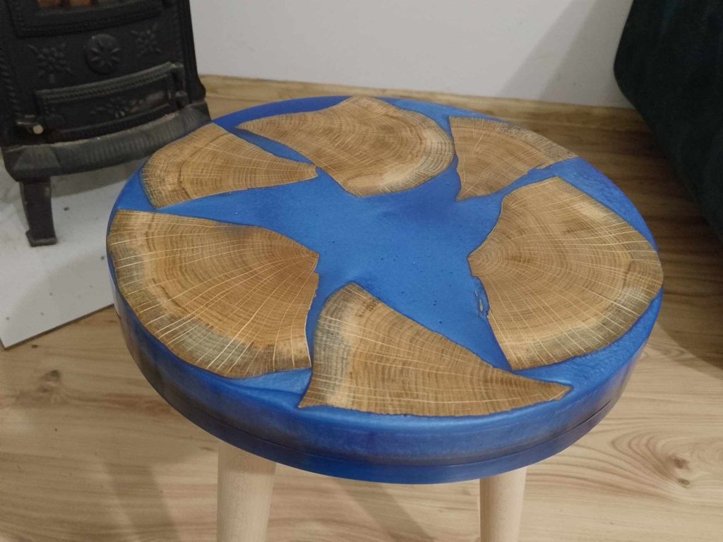 Stolik kawowy z drewna i żywicy niebieski