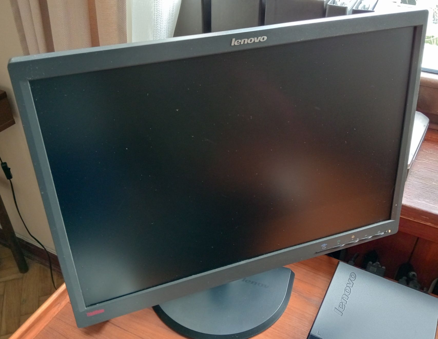 Monitor Lenovo ThinkVision 22 cale zadbany