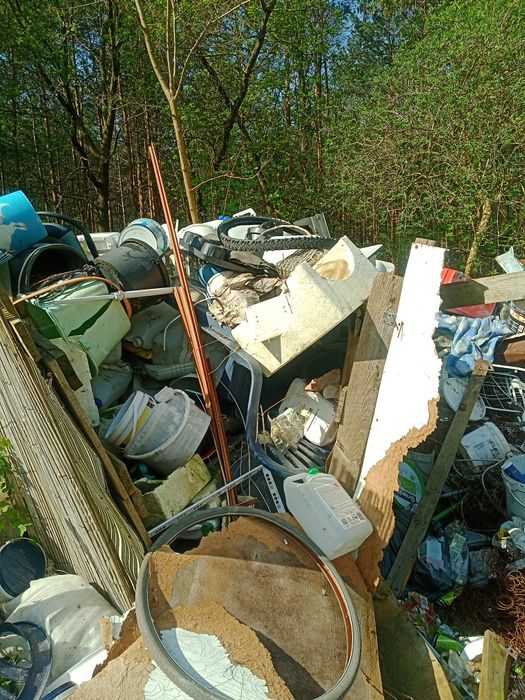 Oddam za symboliczną opłatą ,gruz, drewniane okna, krzesła plastikowe,