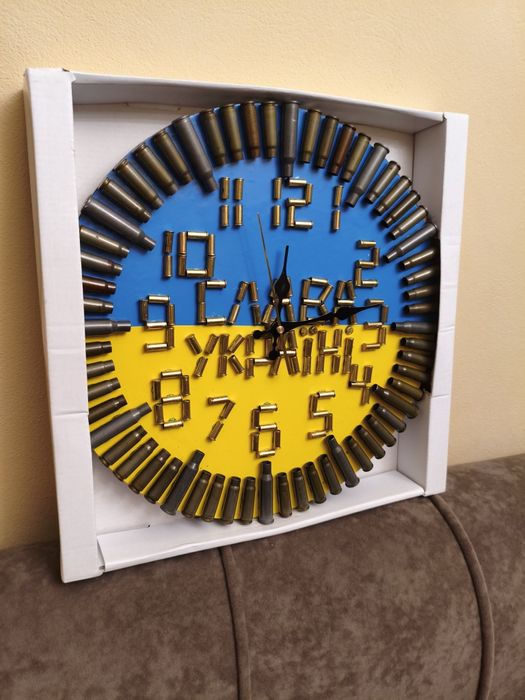 Патріотичний годинник з гільз