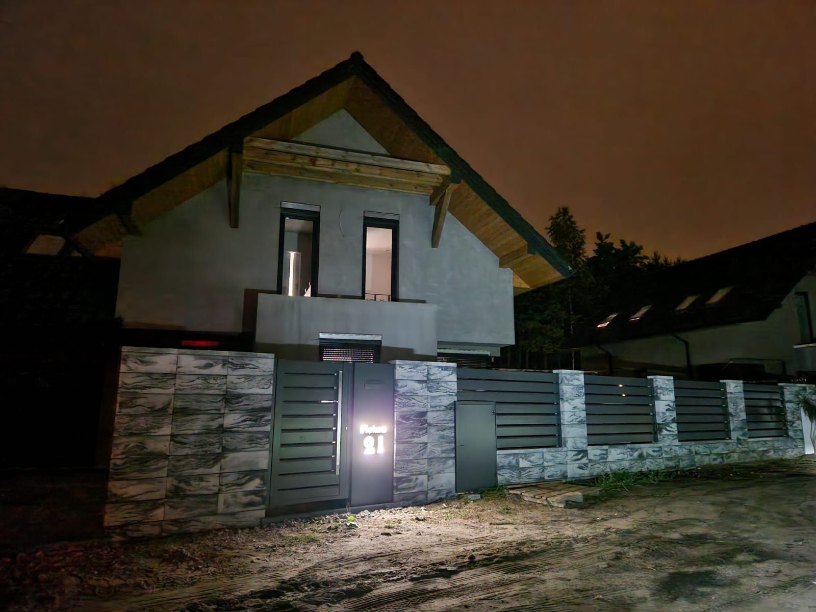 Słupek multimedialny, multibox, mailbox, ze stacją bramową 5TECH