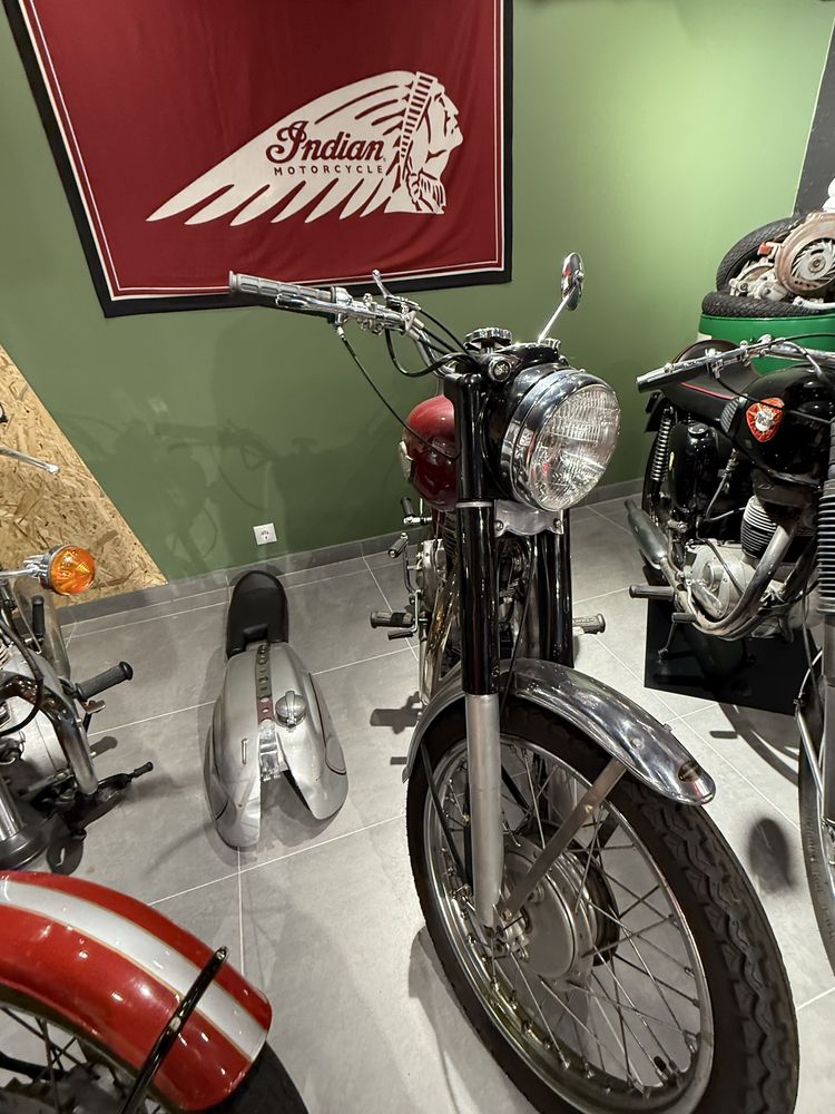 BSA B40 Royal Enfield 350 Bullet