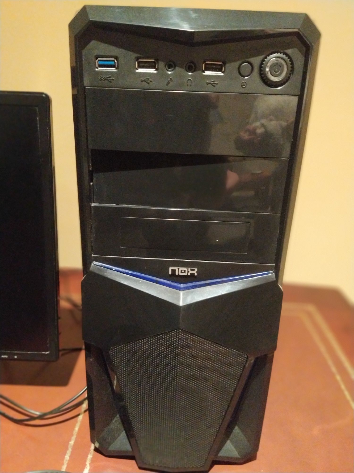 Computador fixo a funcionar