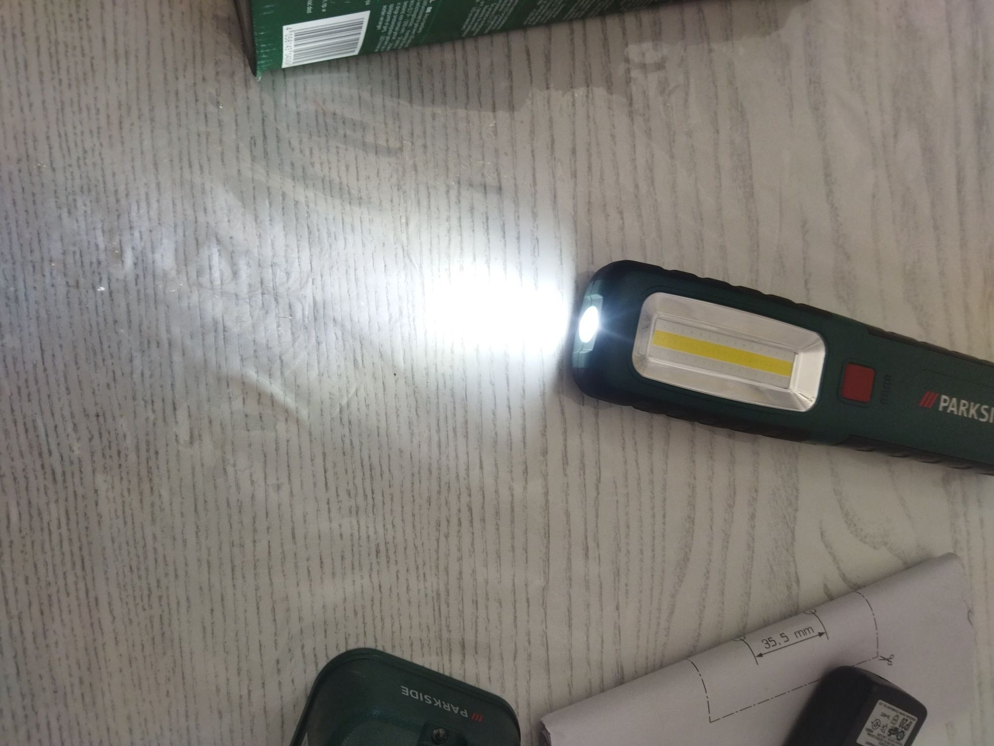 Світлодіодний акумуляторний ліхтарик