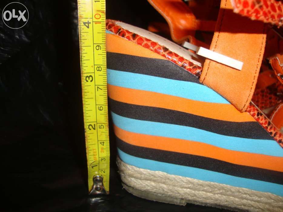 2 Chinelos e 1 Cunha, de Marca e Originais (2 Novos, 1 Quase Novo)