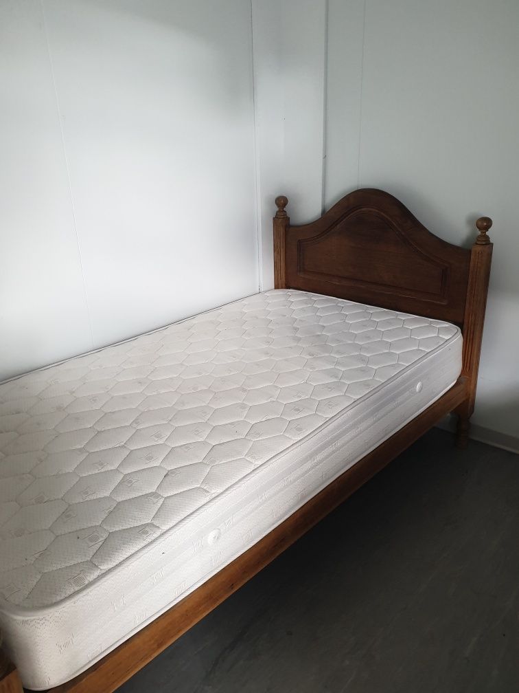 Cama de solteiro corpo e meio com colchão