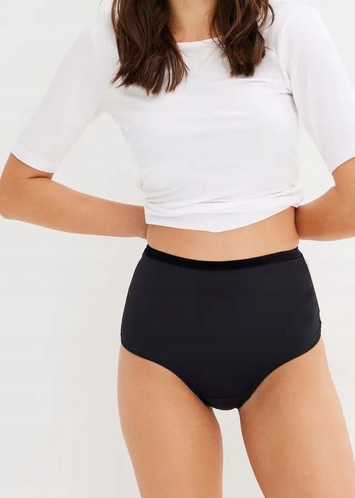 B.P.C stringi shape czarne z aksamitem średni stopień modelowania 40.