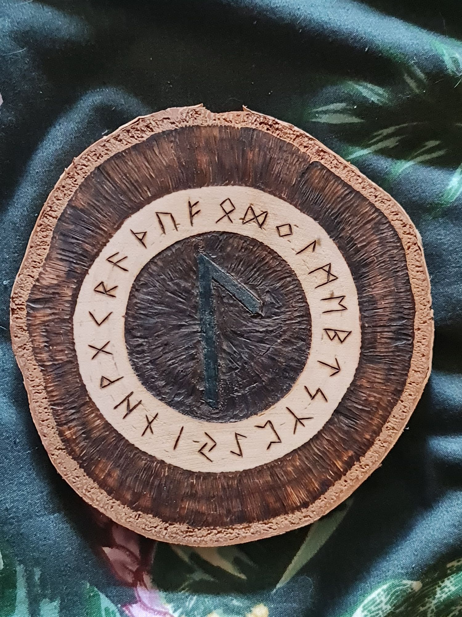 Rękodzieło - pirografia - runa Lauguz - Futhark