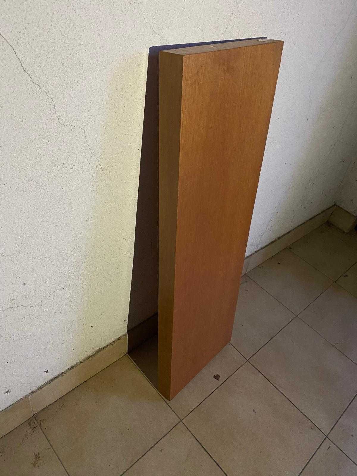 Prateleiras de fixação invisível.