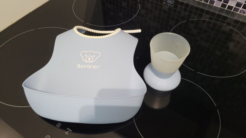 Zestaw BabyBjorn śliniak i kubeczek