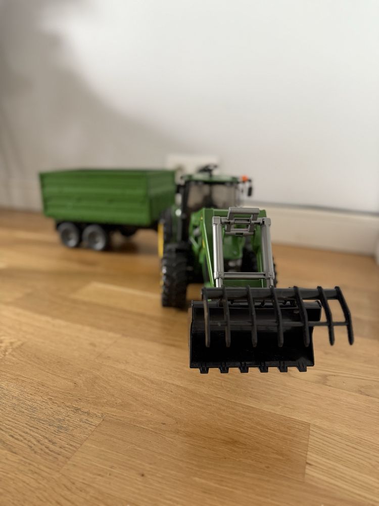 Ciagnik John Deere z ładowaczem i przyczepą Bruder