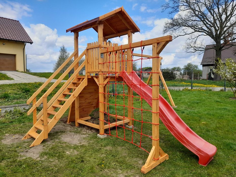 Huśtawka, plac zabaw z drewna, lawka, domek dla dzieci.