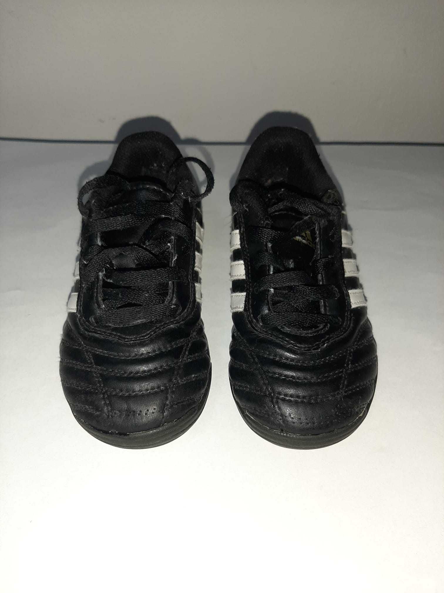 Ténis da Adidas para futebol de menino tamanho 28