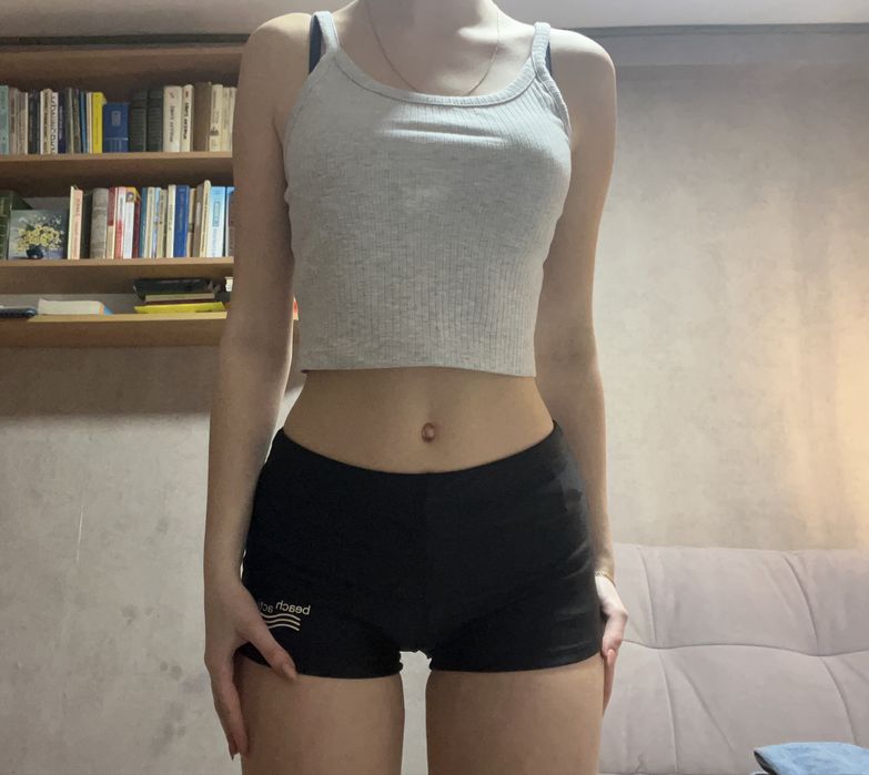 Сірий топ на брителях