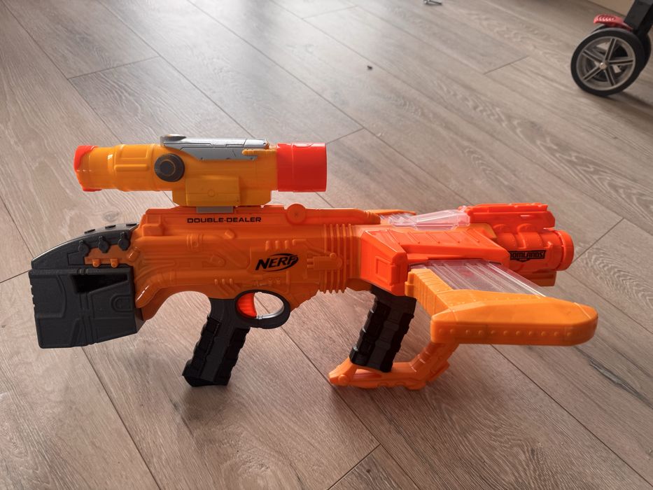 Pistolet Nerf   Doomlands Double Dealer.