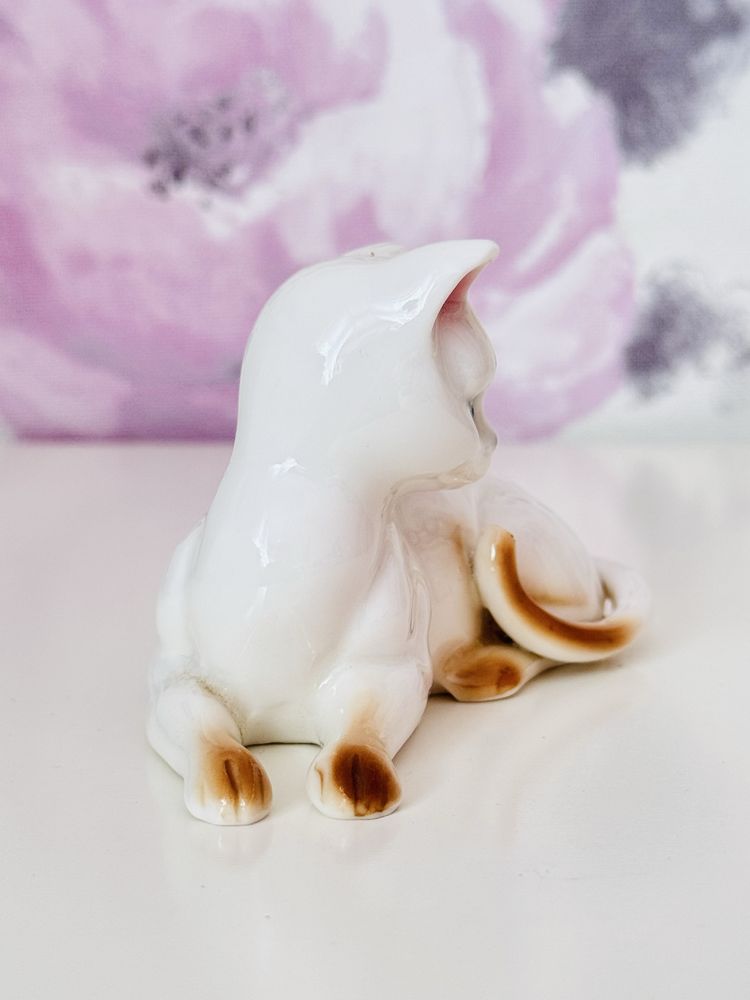 Porcelanowa figurka kota, porcelanowy biało rudy kot